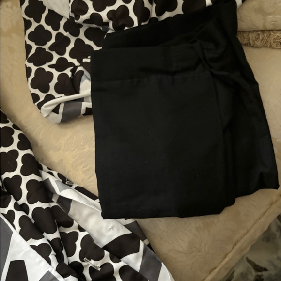 Reversible duvet fits double includes bed skirt and shams in mint condition - Picture 2 of 4